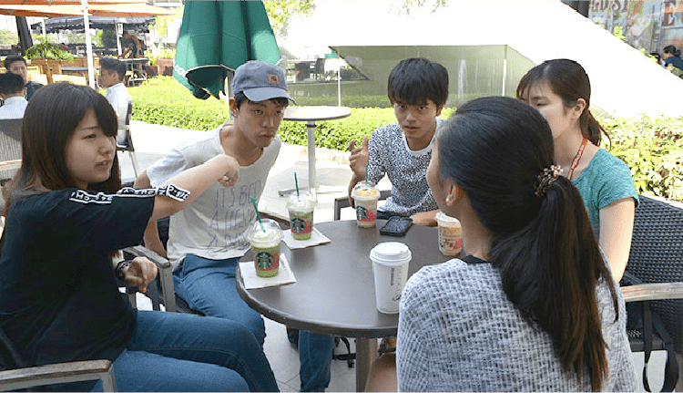 セブナビ直営THE CLASS校目の前のアヤラモールにて優秀講師とカフェレッスンを楽しむ留学生