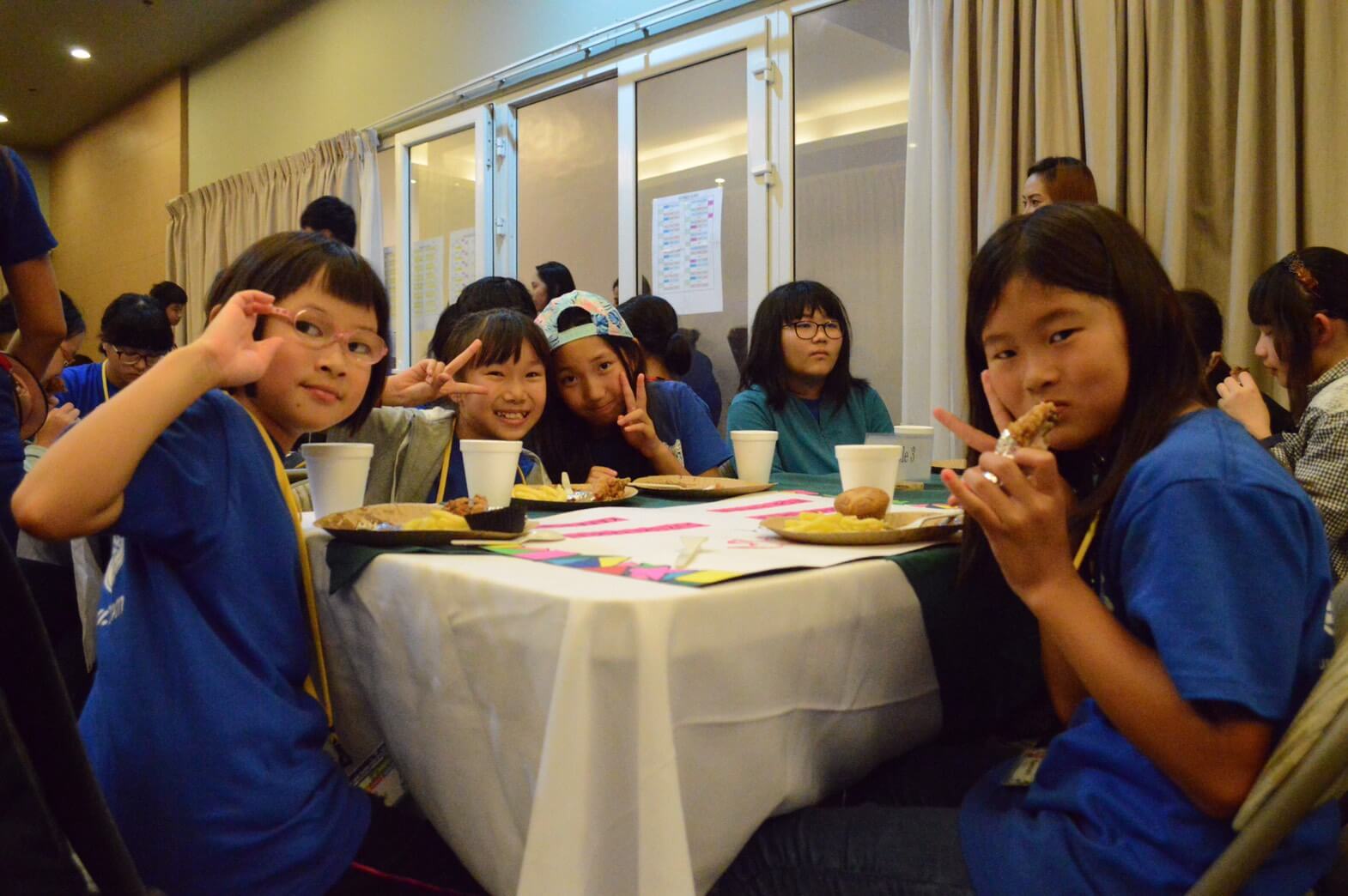 宿題を楽しくやっています♪全然違う学校の子との日本の勉強も新鮮で楽しいです！