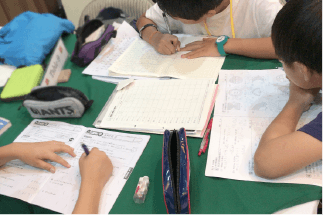 日本の宿題タイム1日1時間〜(小学生)1日2時間以上(中・高生)