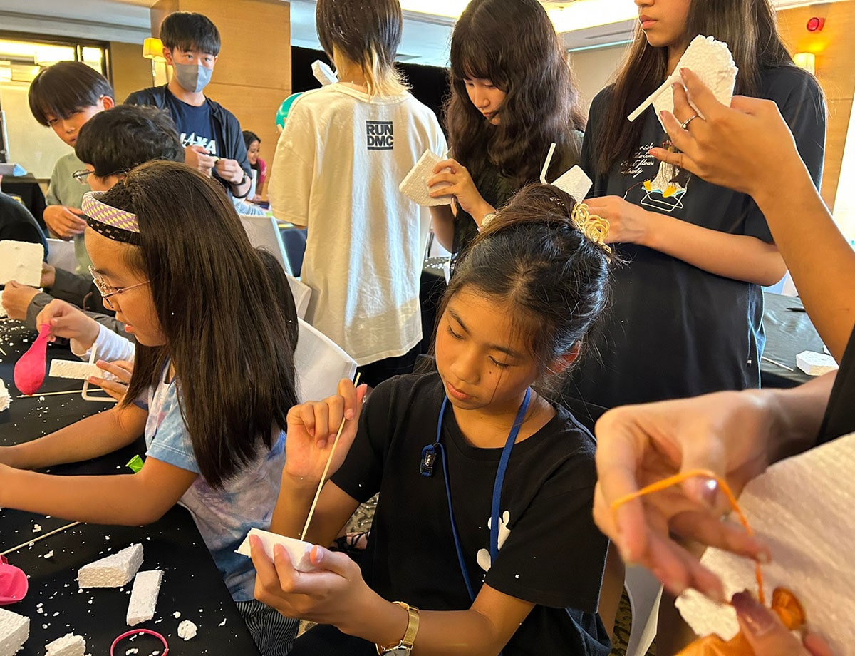 親子留学 ペットボトルを使った実験で、浮力と重力の関係を学びます