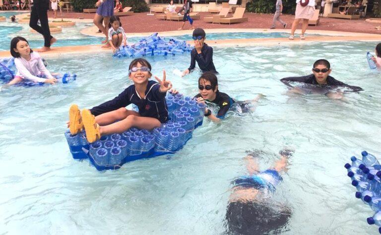 浮力と重力、高密度と低密度について学んだ後はプールで実践！Plastic bottle raft