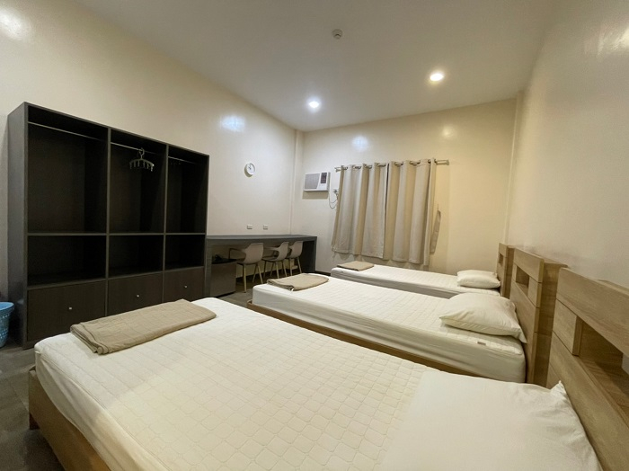 シングルベッド3台の3名部屋！２人部屋と同じくバスルーム、クローゼット、デスク、冷蔵庫など完備