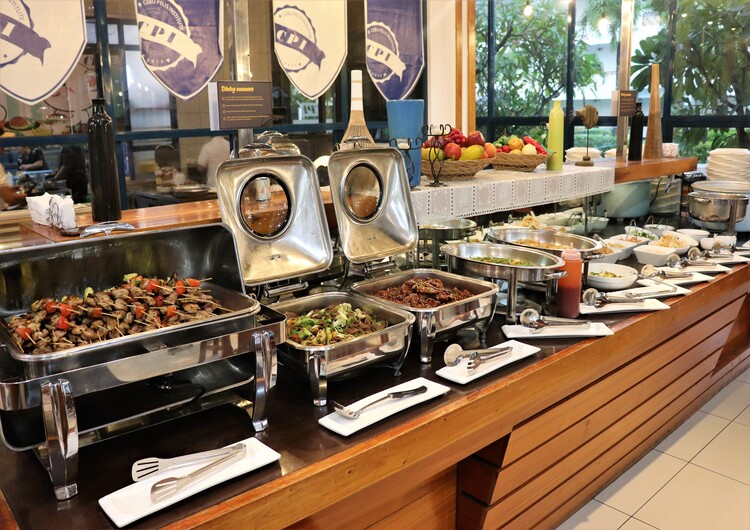 ブッフェ形式の食事