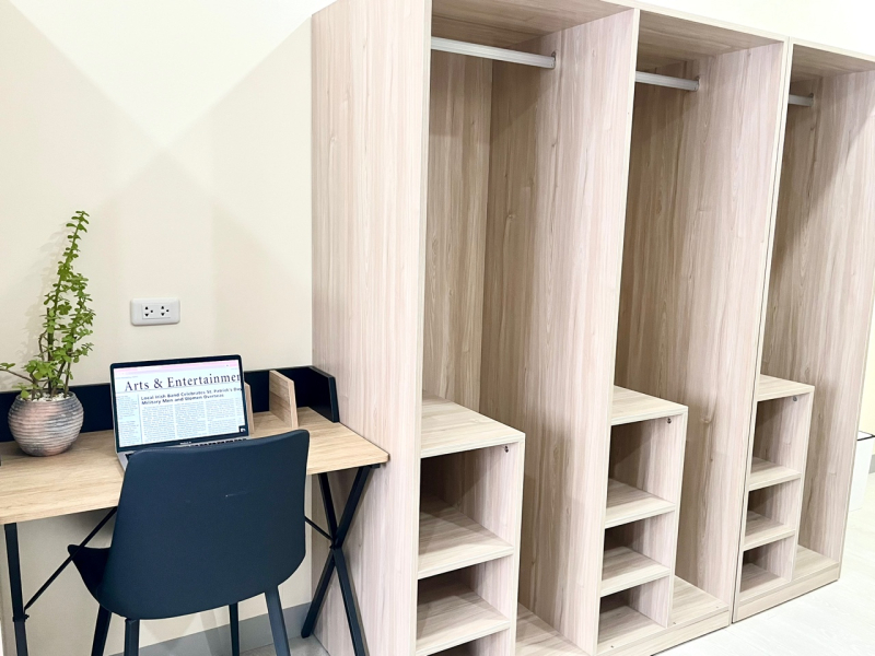 部屋には各自デスクとクローゼット有