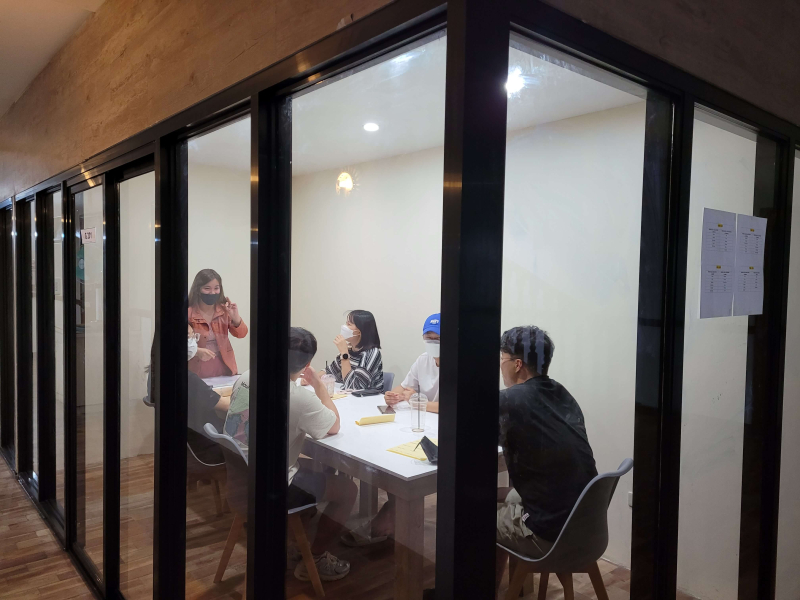 厳格な英語オンリーポリシー（EOP）