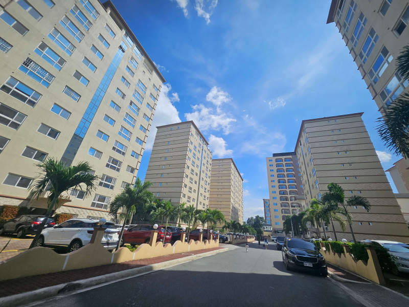 キャンパスは、国際色豊かな特別経済区「The Village」の中心に位置