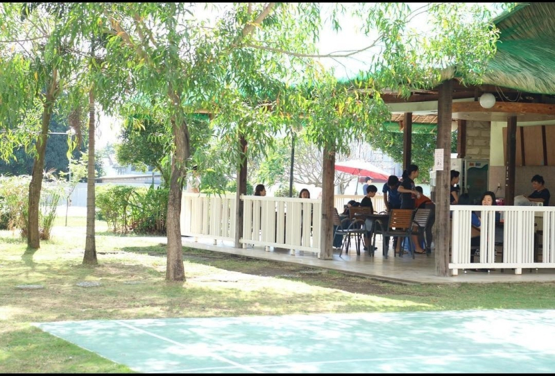 バドミントンコートと休憩所