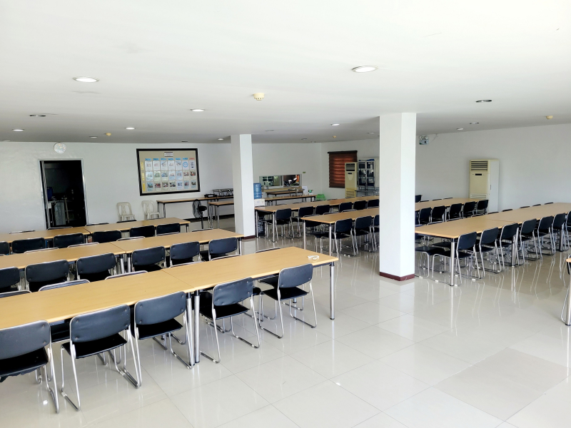 カフェテリアでブッフェ形式の食事