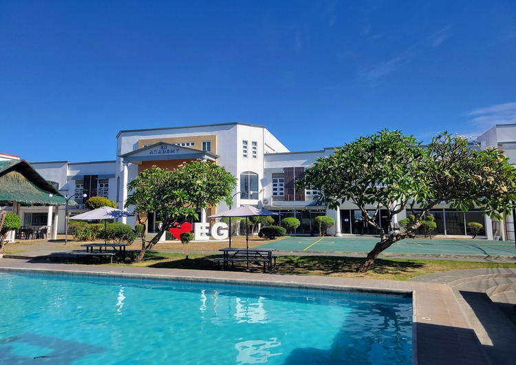 校舎の目の前にプール