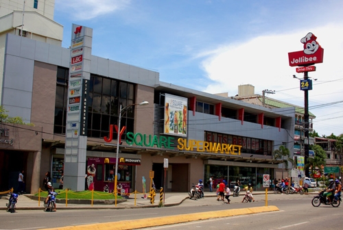 3Dはセブシティ中心部の大型ショッピングモール「JY SQUARE」内に併設。食料品や日用品の買い出しに便利！