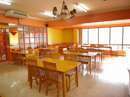 食事、談笑の場として生徒が集まるカフェテリア。