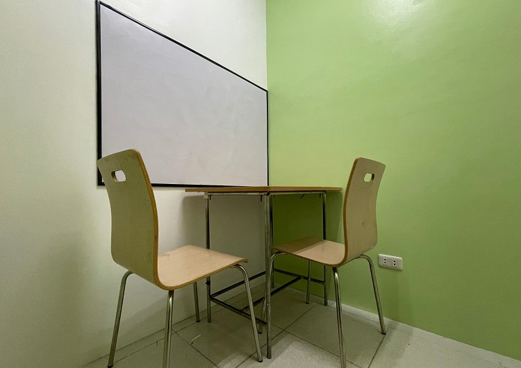 リラックスしながら受講できる明るい雰囲気のマンツーマンレッスンのクラスルーム