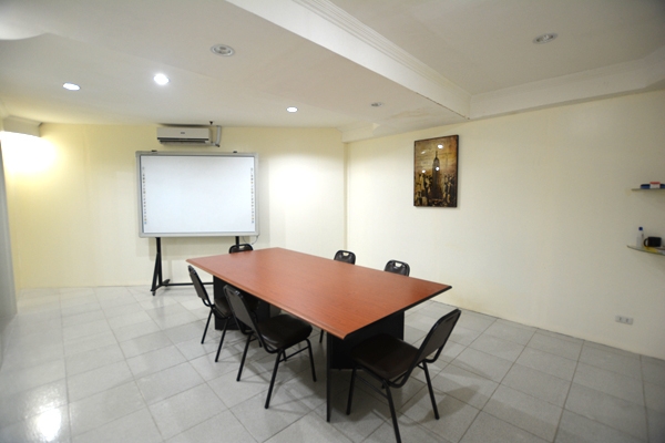 グループレッスンやミーティングルームとして活用される、オリエンテーションルームは、広々と使用できます。