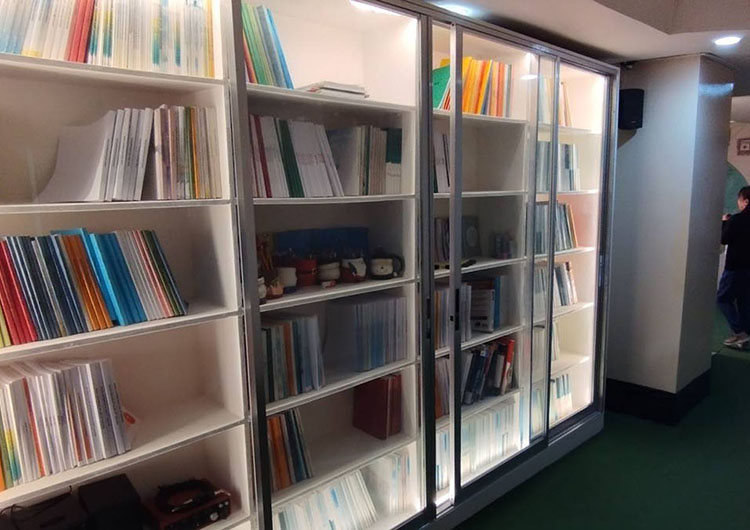 施設内は、書籍もインテリアにみせるオシャレな空間作りにこだわっています。