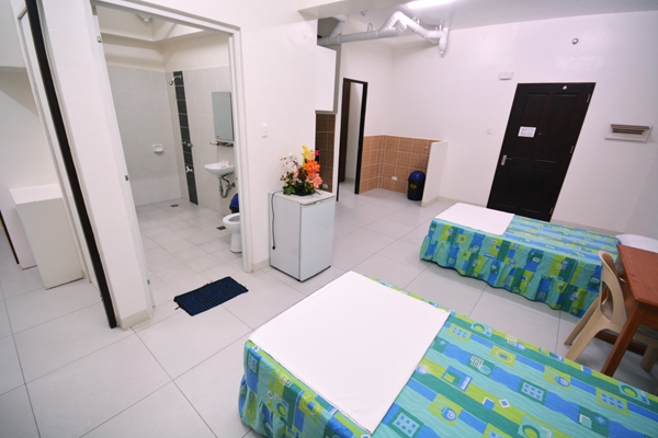 セブ留学寮の平均的広さを大きく上回る広々とした快適な2人部屋には、日本人クオリティが用意されています。